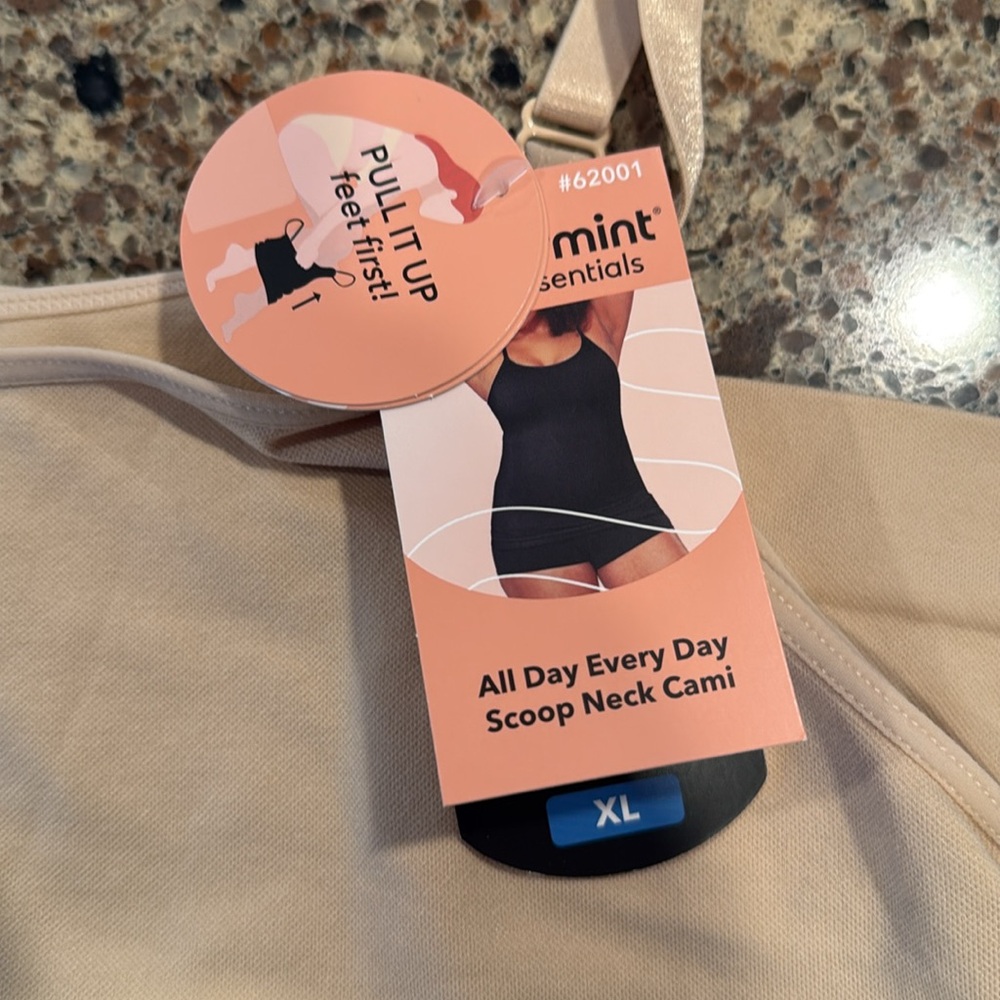 Shapermint Essentials All Day Every Day Scoop Neck Cami - Picture 3 of 5